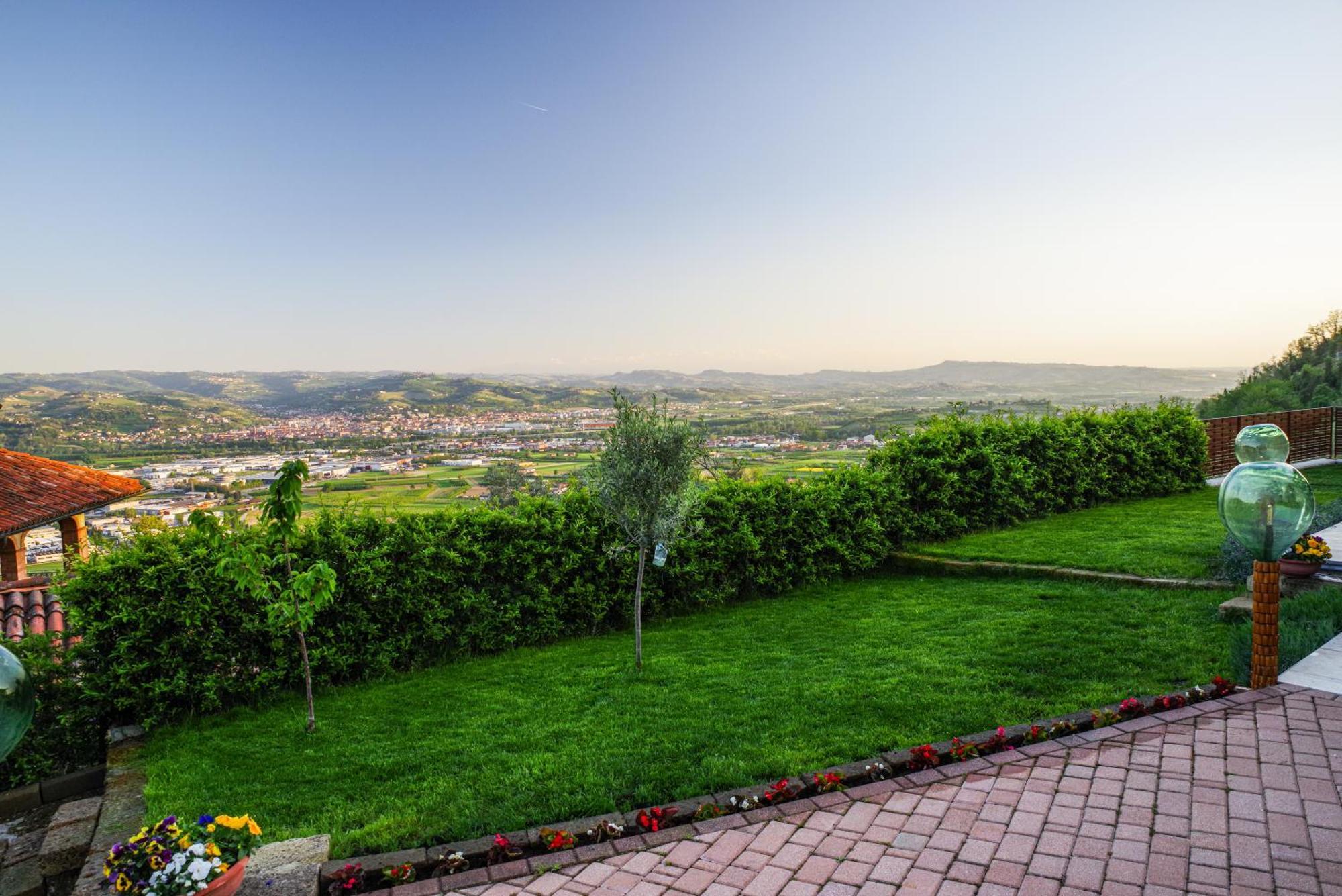 Vista Langhe - Cerratohouses Guarene Bagian luar foto