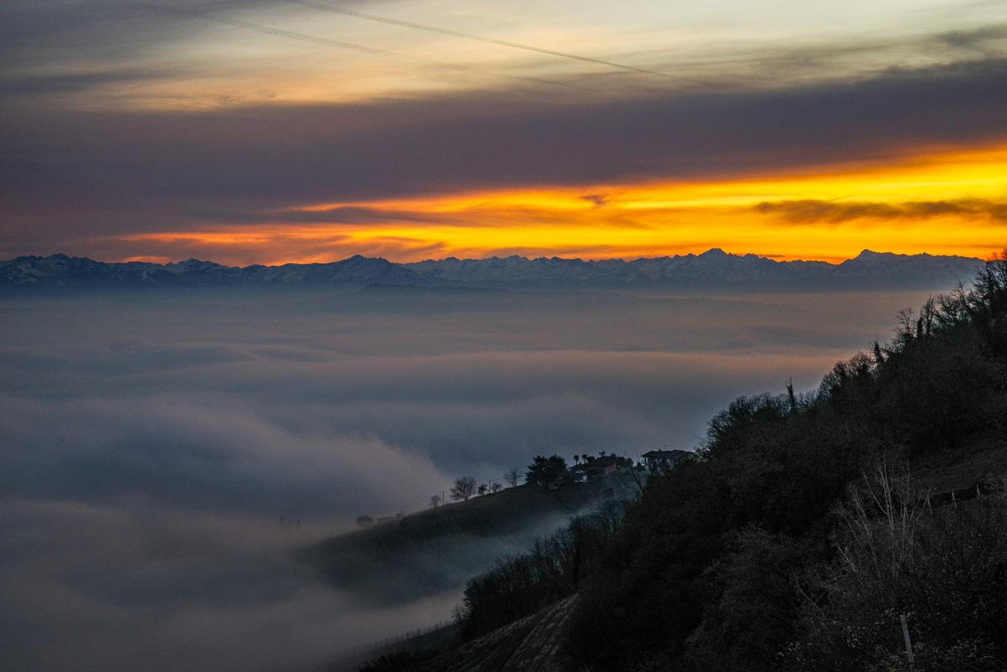 Vista Langhe - Cerratohouses Guarene Bagian luar foto