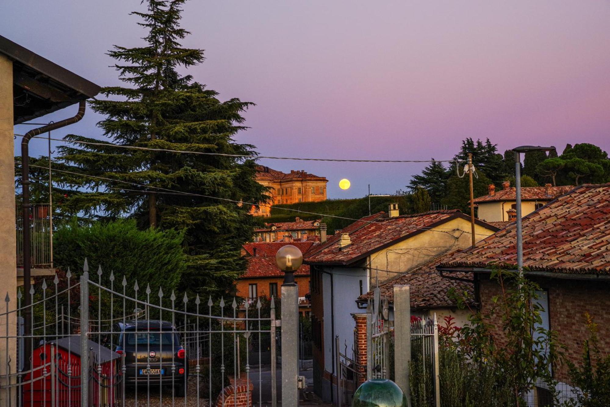 Vista Langhe - Cerratohouses Guarene Bagian luar foto