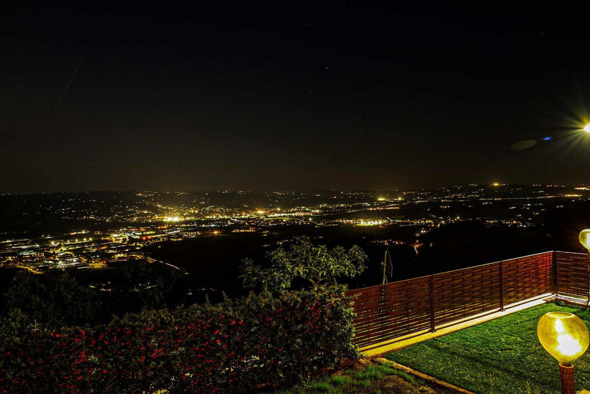 Vista Langhe - Cerratohouses Guarene Bagian luar foto
