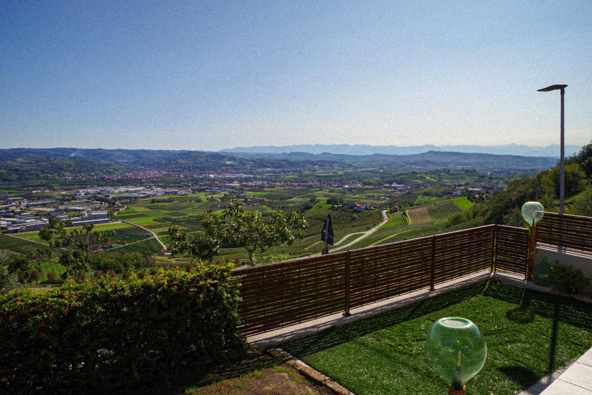 Vista Langhe - Cerratohouses Guarene Bagian luar foto